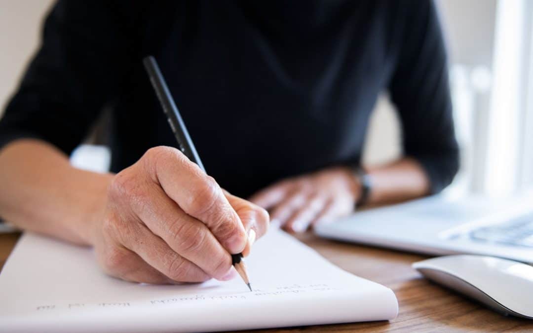 Handschriftlich werden die ersten Ideen festgehalten.