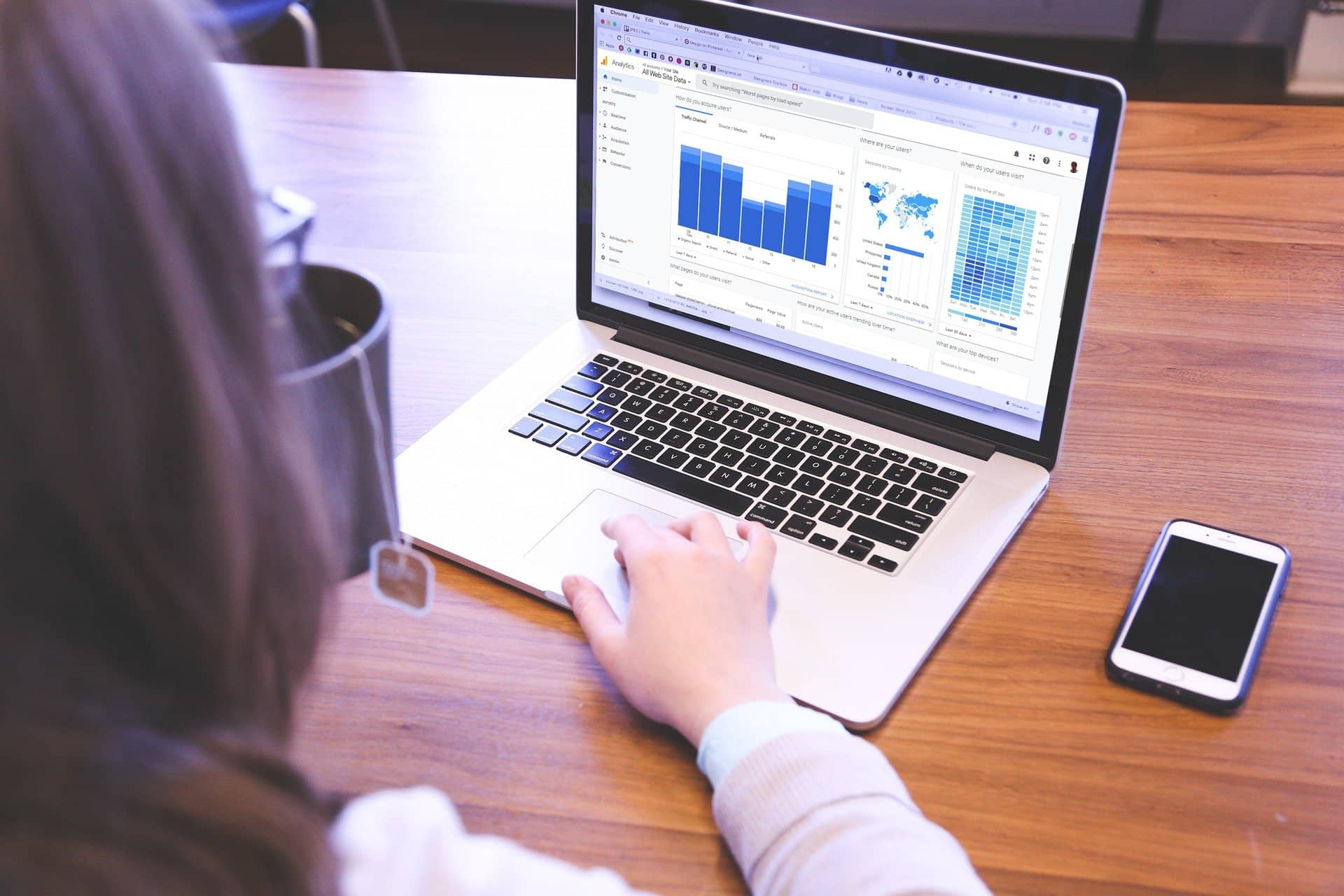 SEO Freelancer bei der Arbeit 